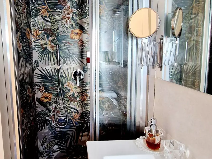 Immagine 49 di Villa in vendita  a Viareggio