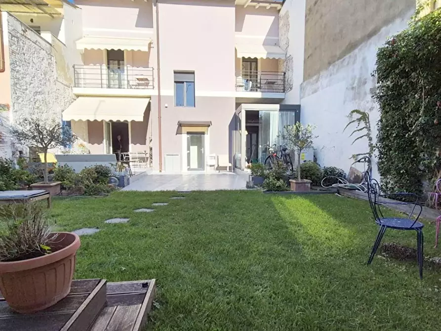 Immagine 11 di Villa in vendita  a Viareggio