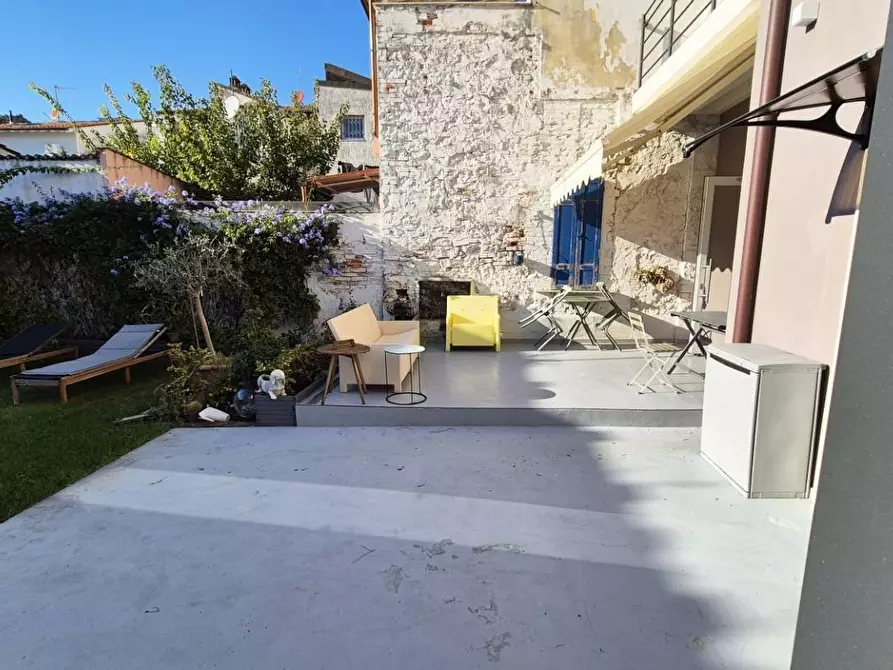 Immagine 9 di Villa in vendita  a Viareggio