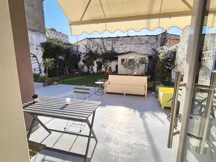 Immagine 5 di Villa in vendita  a Viareggio