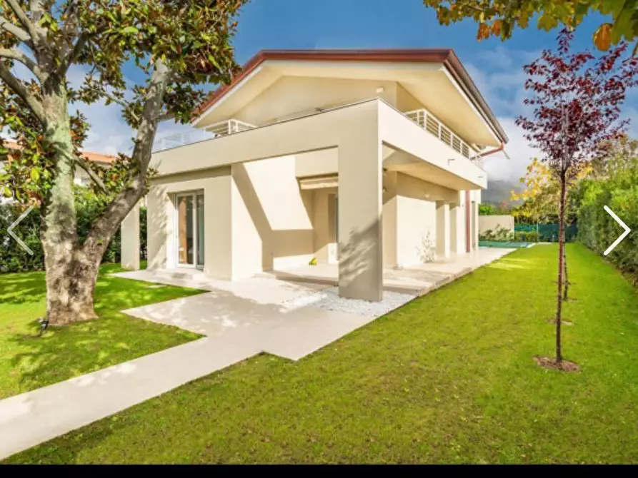 Immagine 2 di Villa in affitto  a Forte Dei Marmi