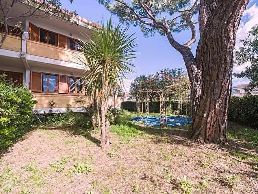 Immagine 1 di Villetta a schiera in vendita  a Massa