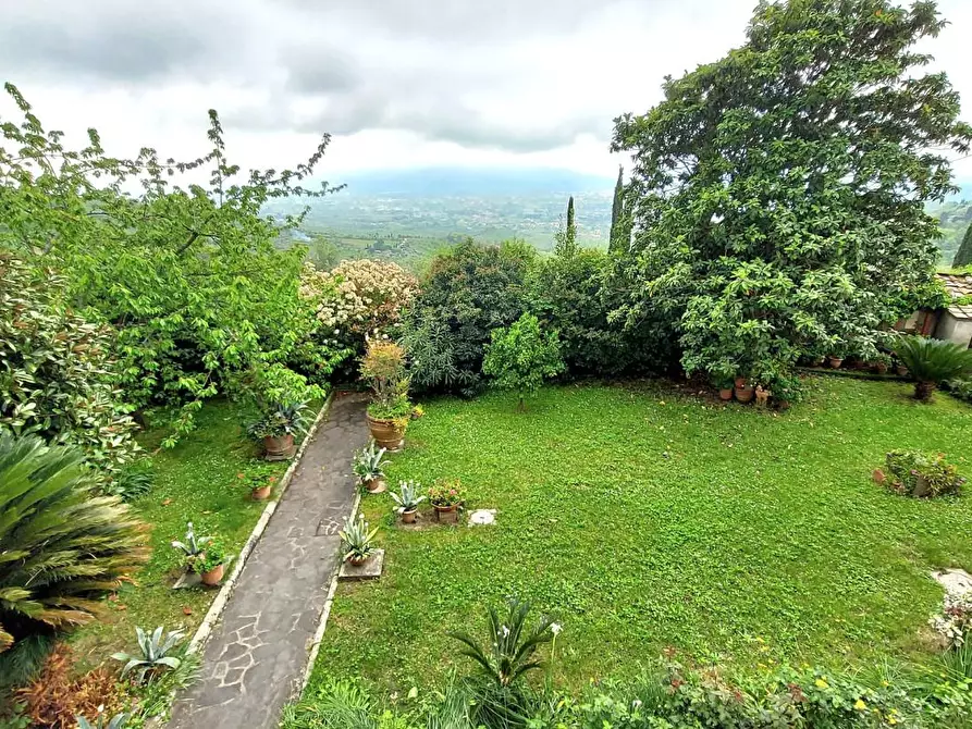 Immagine 2 di Villa in vendita  a Lucca