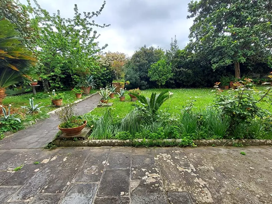 Immagine 4 di Villa in vendita  a Lucca