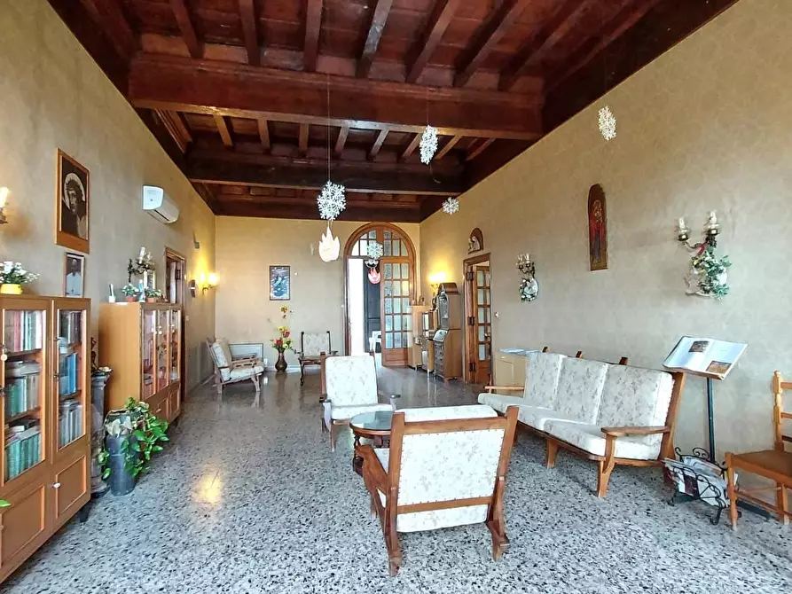 Immagine 7 di Villa in vendita  a Lucca