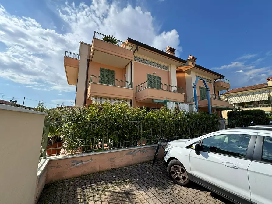 Immagine 5 di Appartamento in vendita  a Massa