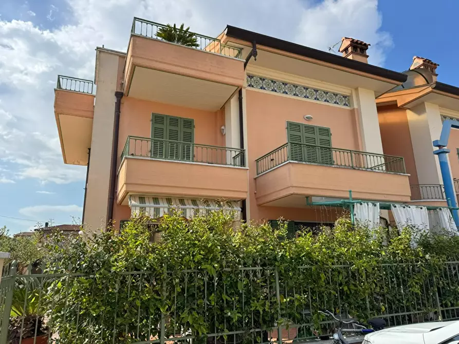 Immagine 3 di Appartamento in vendita  a Massa