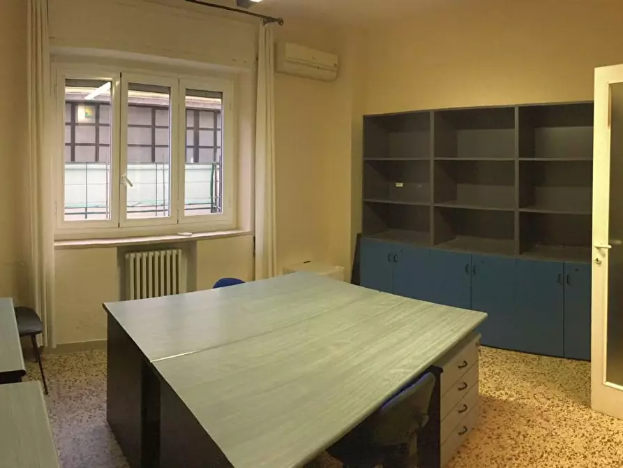 Immagine 2 di Ufficio in vendita  a Massa