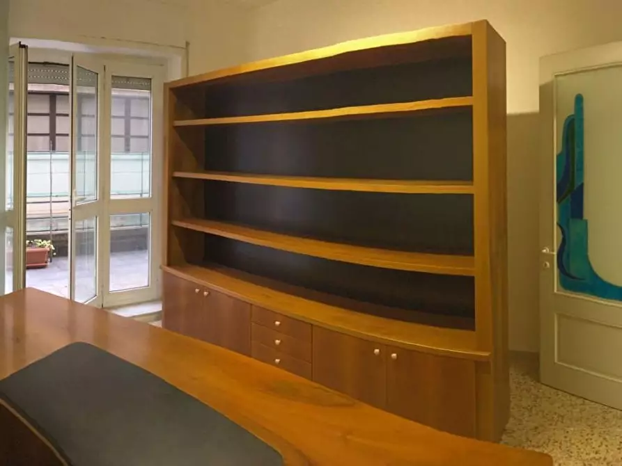 Immagine 1 di Ufficio in vendita  a Massa