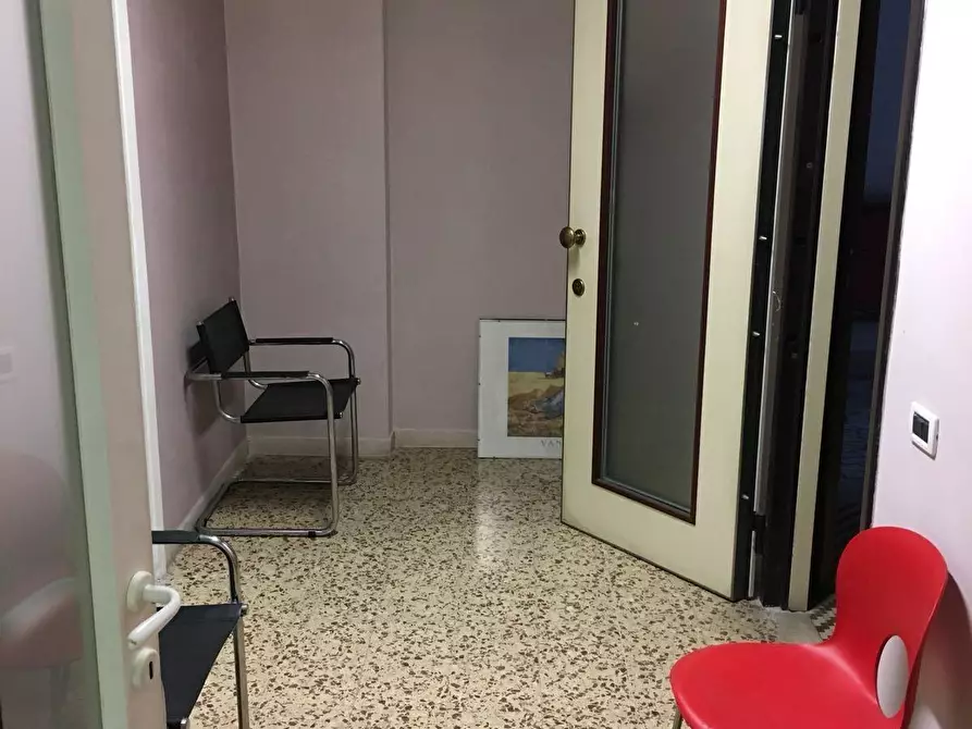 Immagine 4 di Ufficio in vendita  a Massa