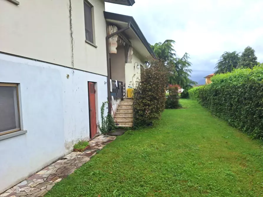 Immagine 3 di Villa in vendita  a Capannori