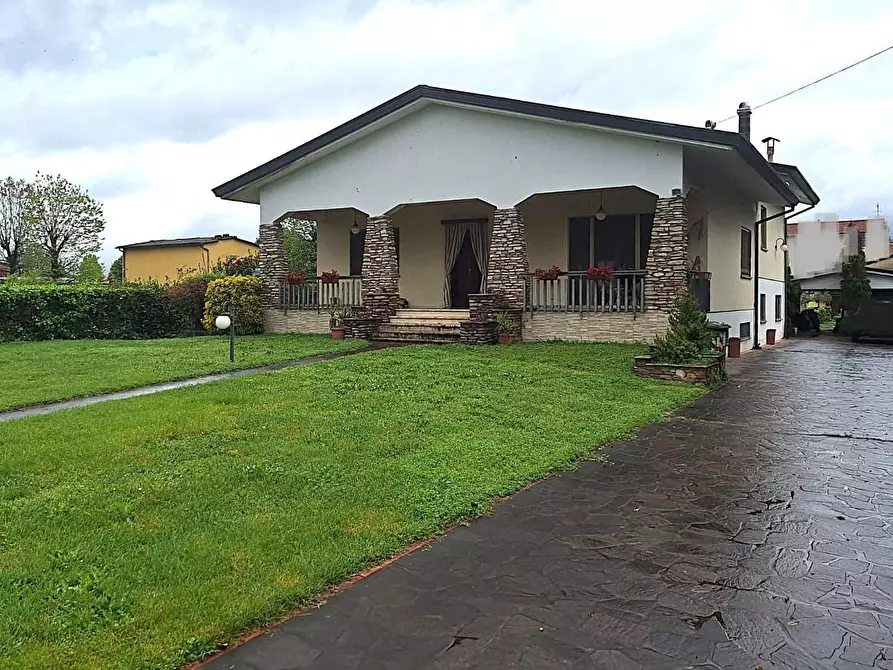Immagine 42 di Villa in vendita  a Capannori