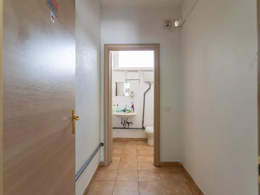 Immagine 9 di Locale commerciale in affitto  a Vinci