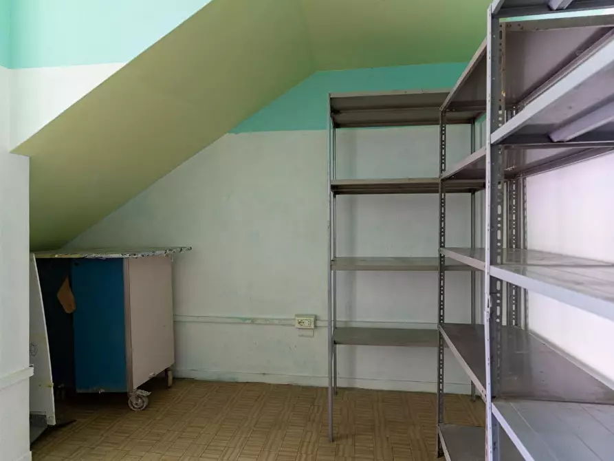 Immagine 12 di Locale commerciale in affitto  a Vinci