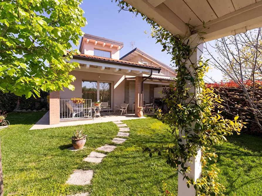 Immagine 2 di Casa bifamiliare in vendita  a Calcinaia