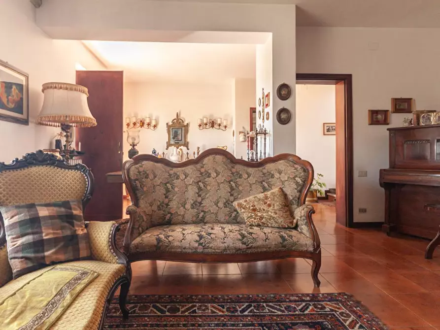 Immagine 3 di Villa in vendita  a Pisa