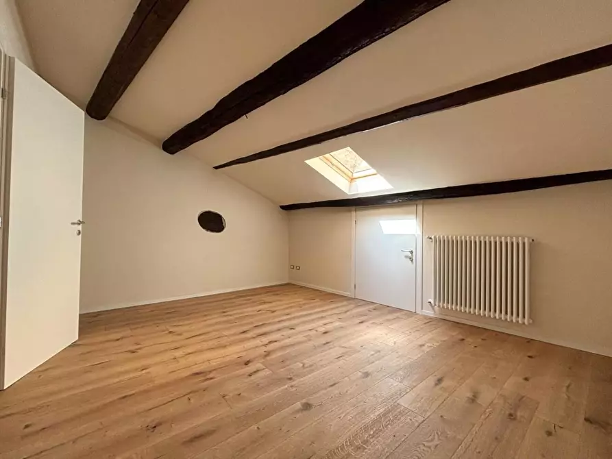 Immagine 14 di Appartamento in vendita  a Lucca