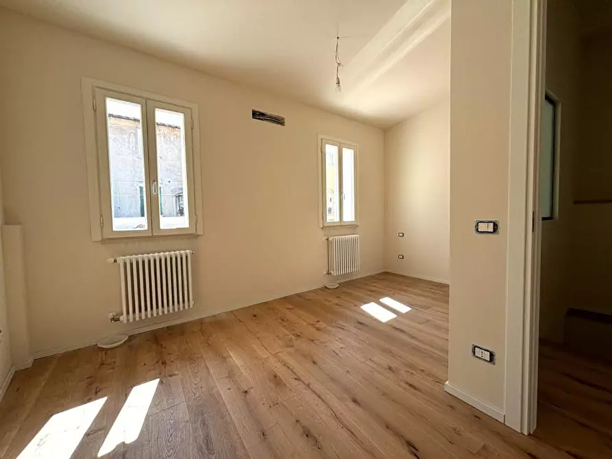 Immagine 11 di Appartamento in vendita  a Lucca