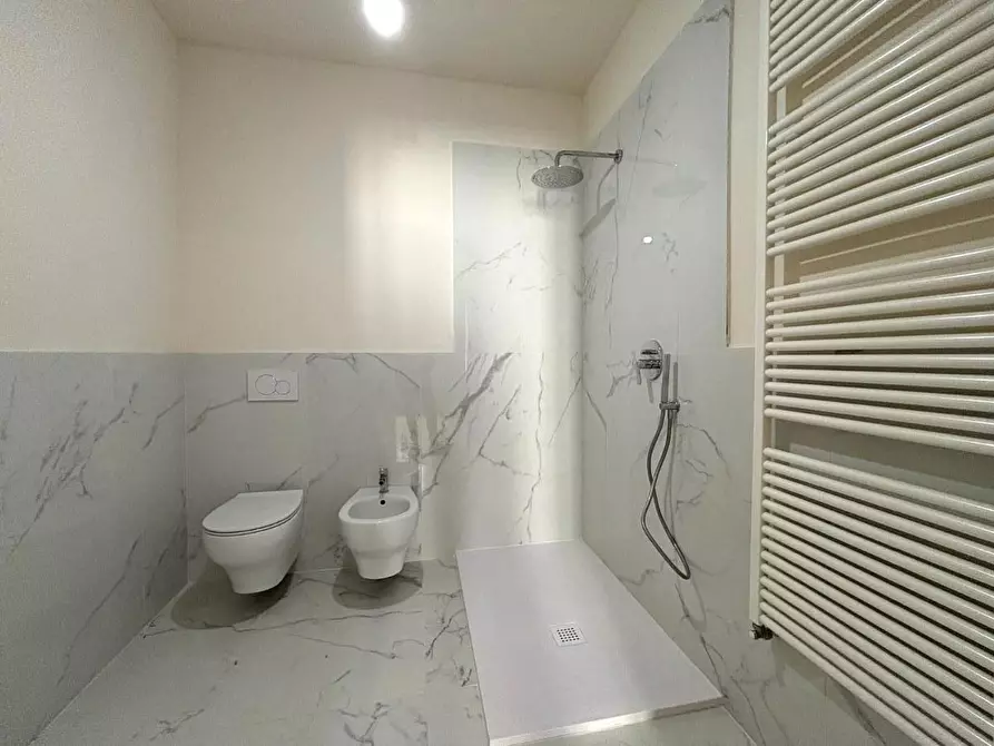 Immagine 9 di Appartamento in vendita  a Lucca