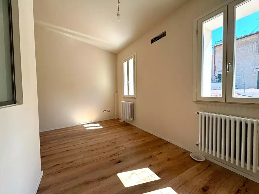 Immagine 12 di Appartamento in vendita  a Lucca