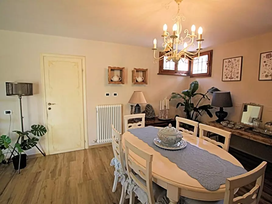 Immagine 11 di Villa in vendita  a Pontedera