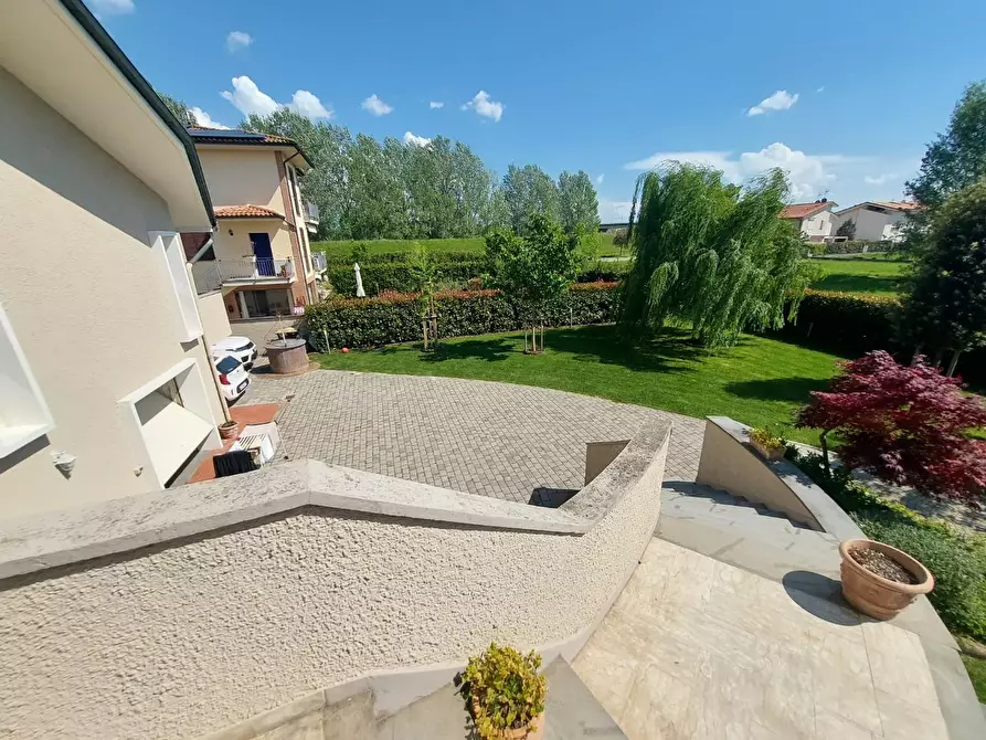 Immagine 2 di Villa in vendita  a Pontedera