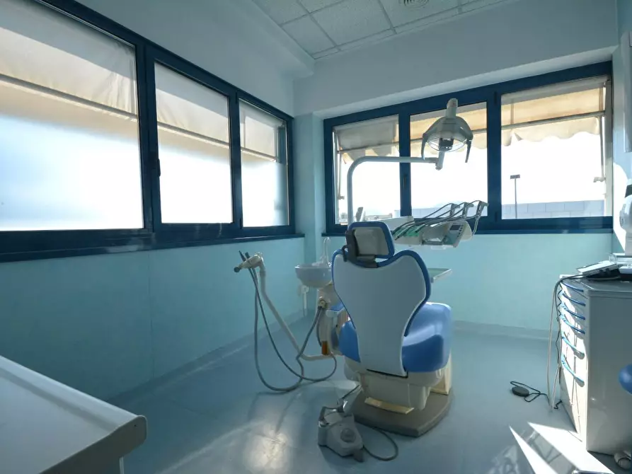 Immagine 14 di Ufficio in vendita  a Lucca