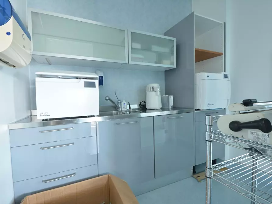 Immagine 10 di Ufficio in vendita  a Lucca