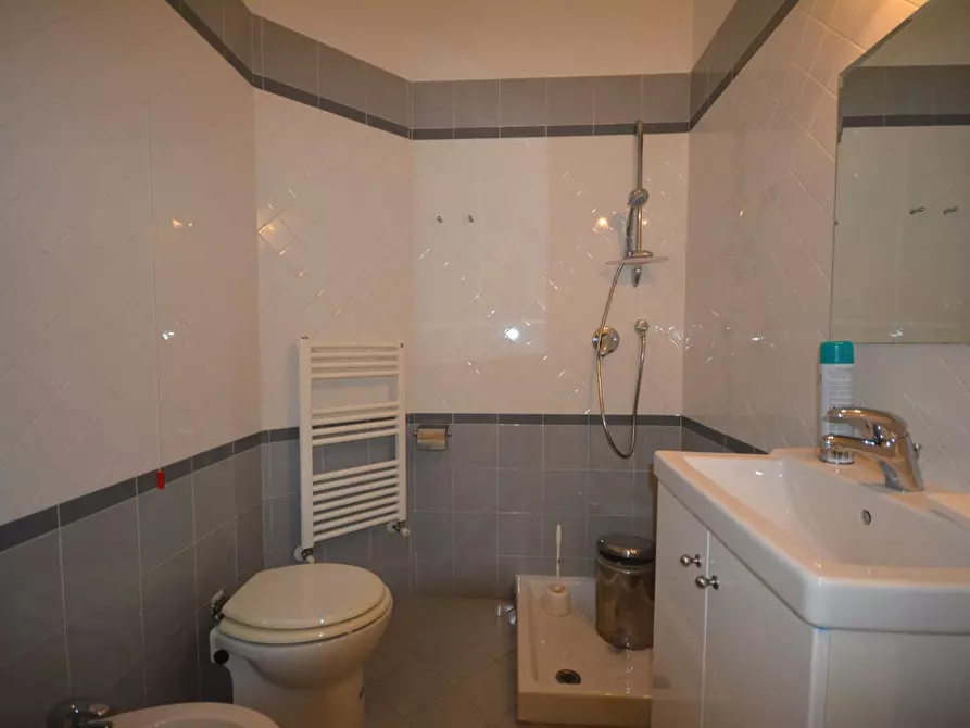 Immagine 20 di Ufficio in vendita  a Lucca