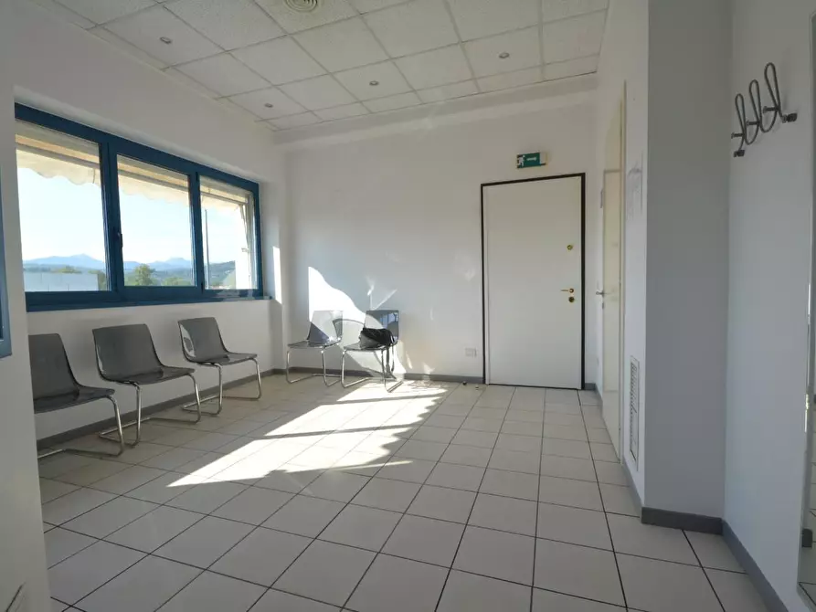 Immagine 2 di Ufficio in vendita  a Lucca