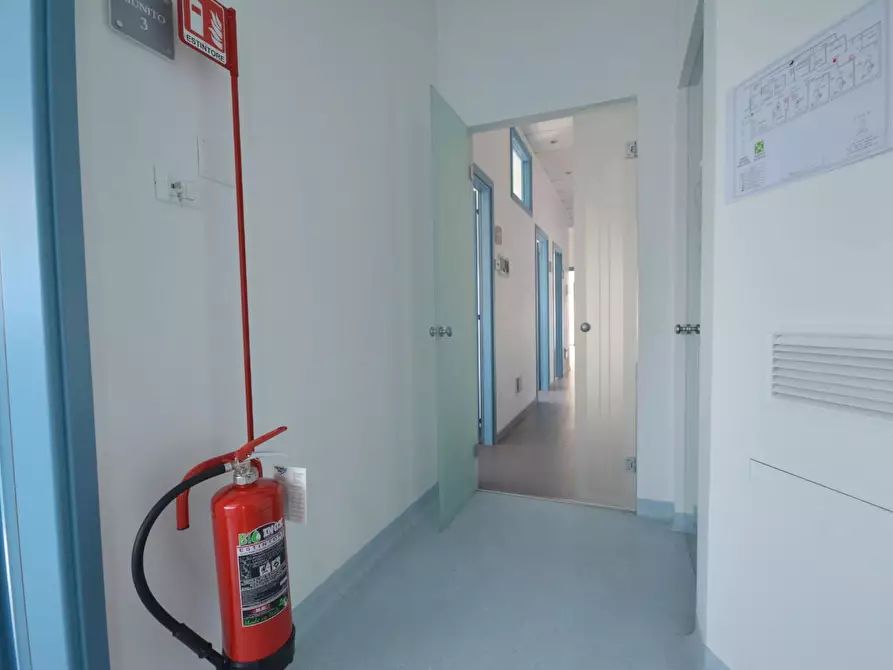 Immagine 15 di Ufficio in vendita  a Lucca