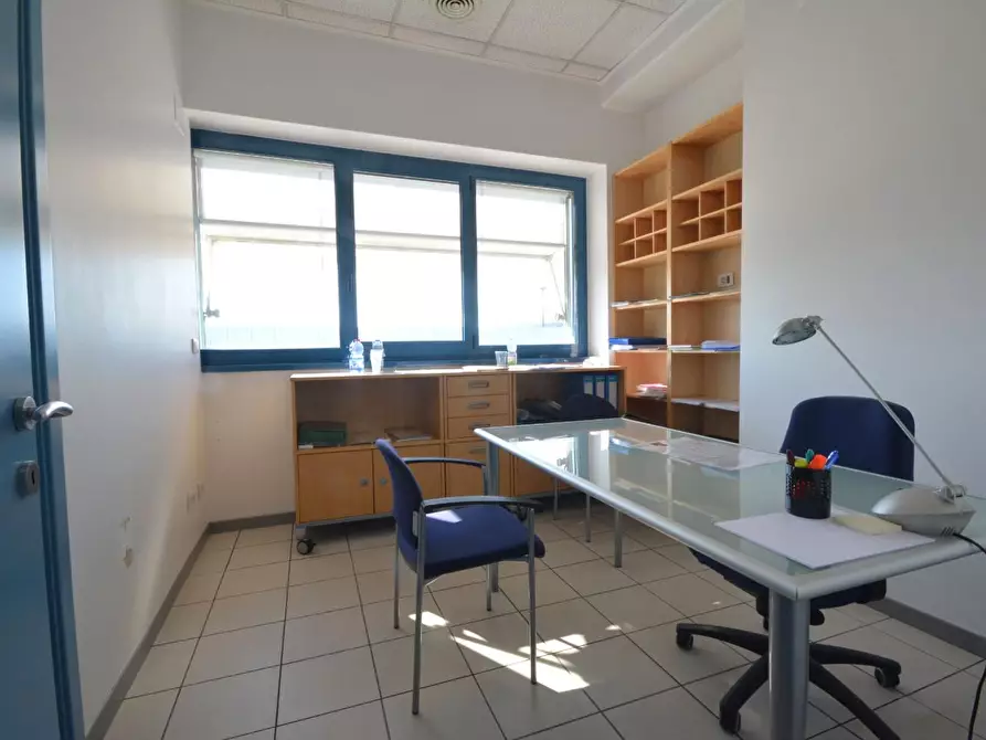 Immagine 7 di Ufficio in vendita  a Lucca