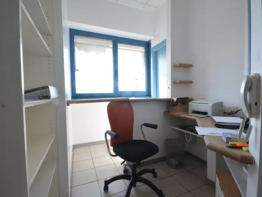 Immagine 3 di Ufficio in vendita  a Lucca