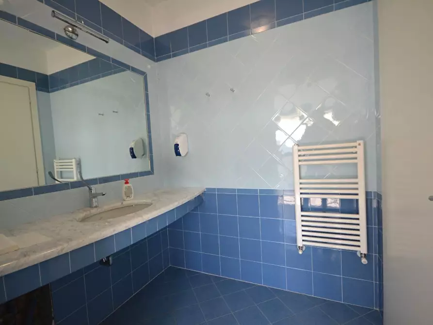 Immagine 18 di Ufficio in vendita  a Lucca