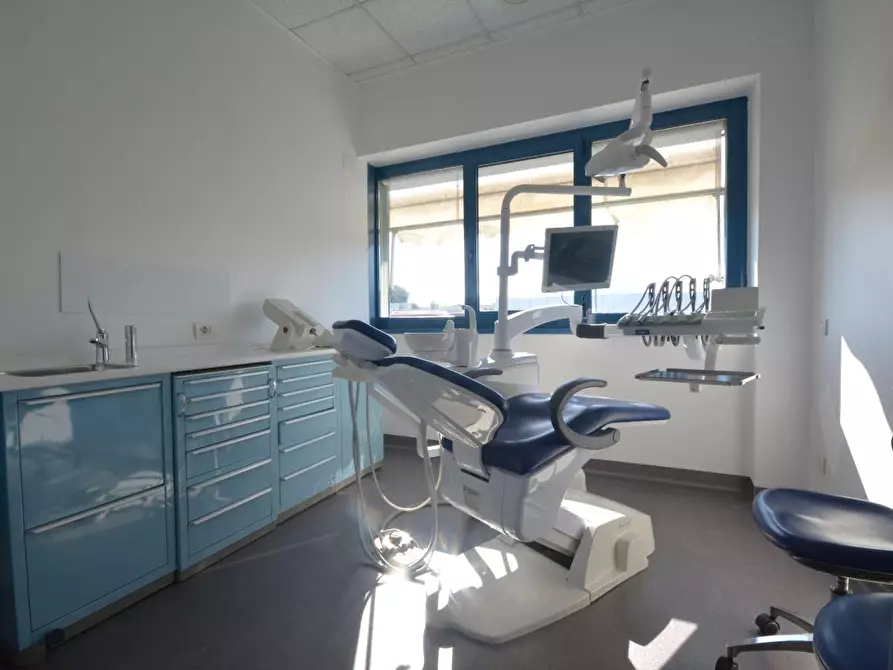 Immagine 11 di Ufficio in vendita  a Lucca