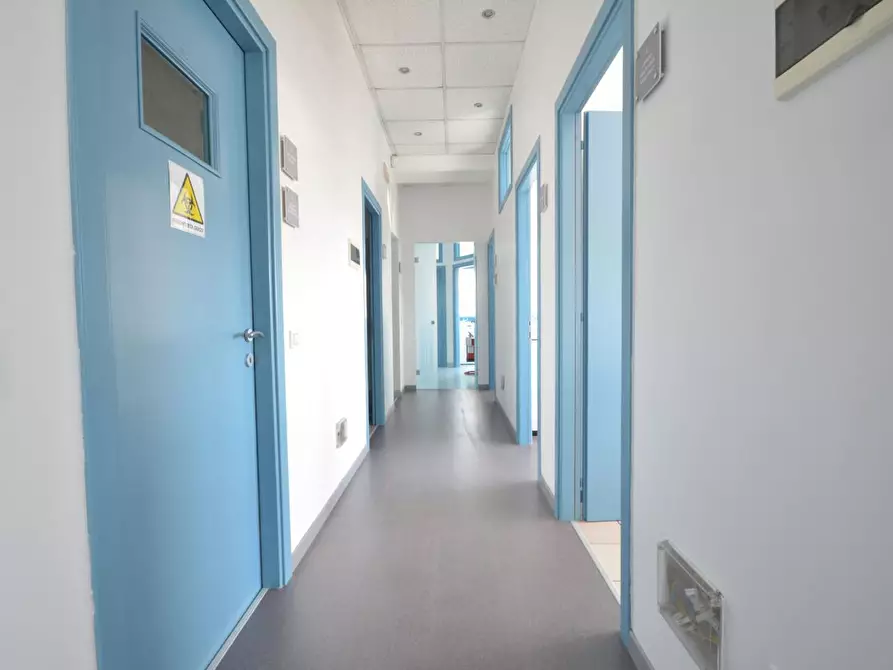 Immagine 4 di Ufficio in vendita  a Lucca