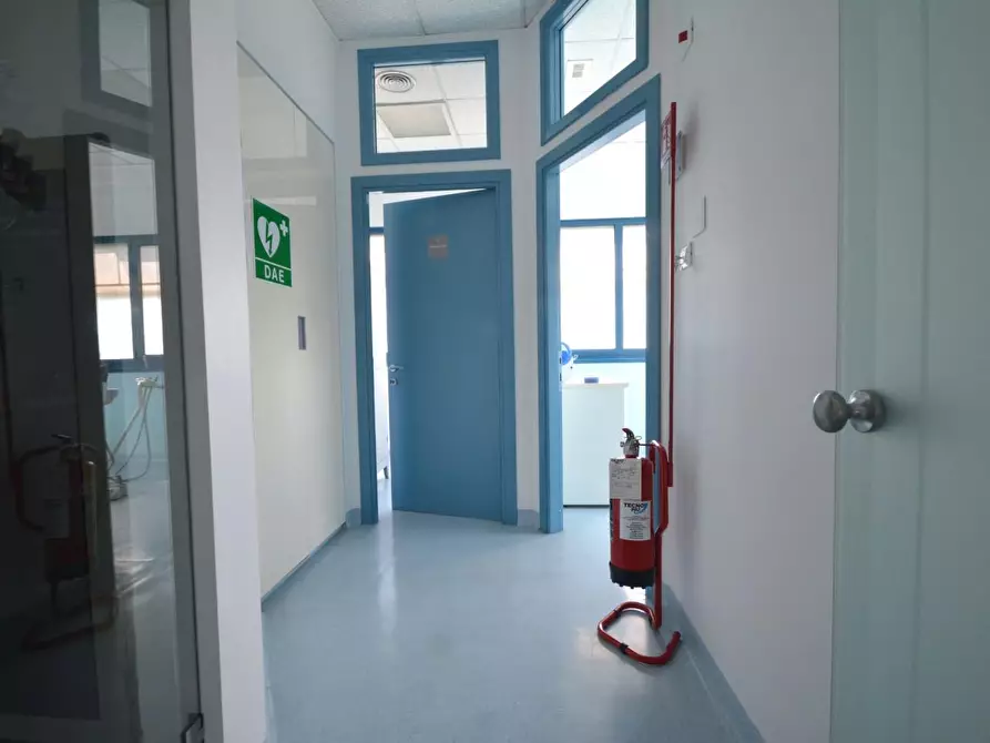 Immagine 12 di Ufficio in vendita  a Lucca