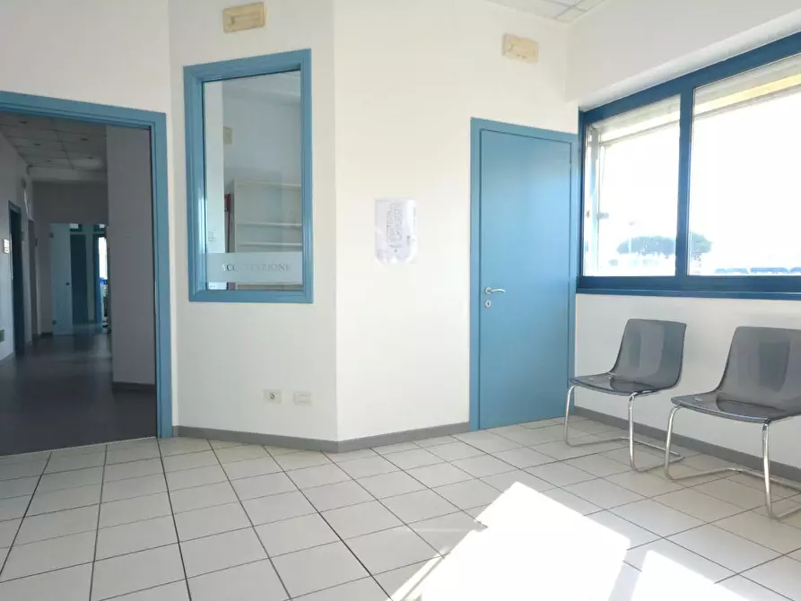 Immagine 21 di Ufficio in vendita  a Lucca