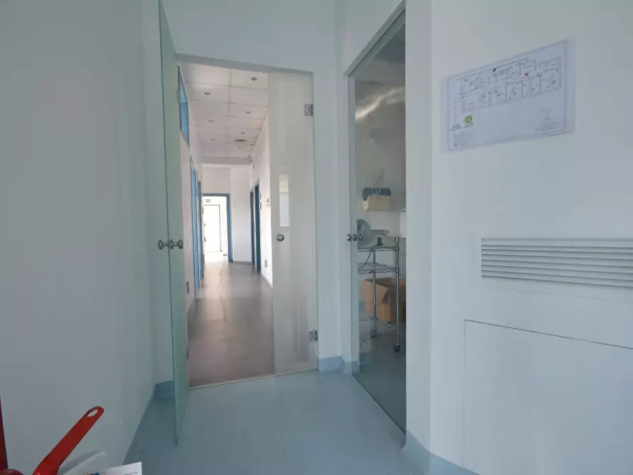 Immagine 16 di Ufficio in vendita  a Lucca