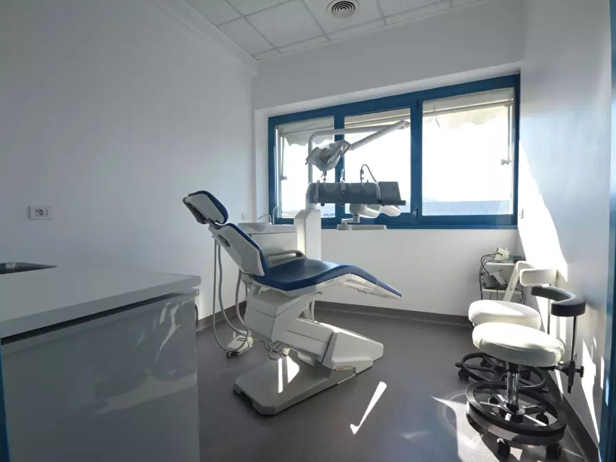 Immagine 8 di Ufficio in vendita  a Lucca