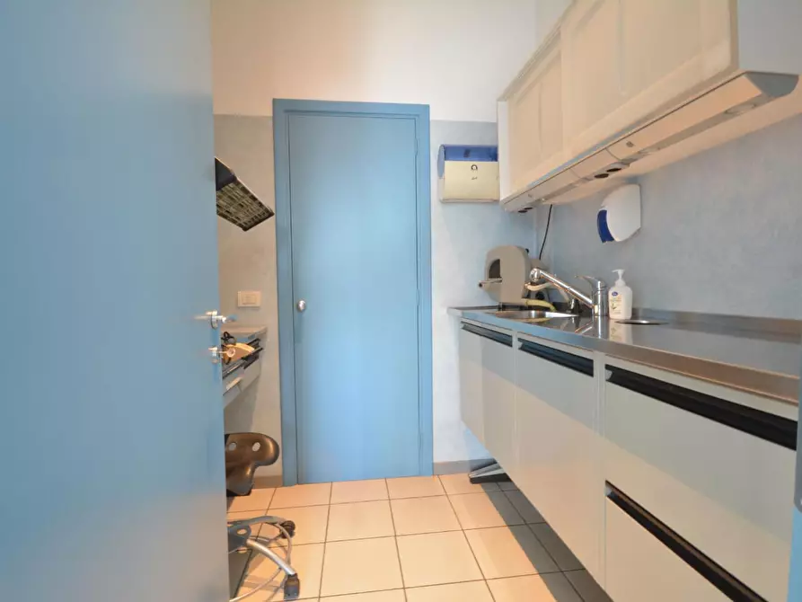 Immagine 9 di Ufficio in vendita  a Lucca