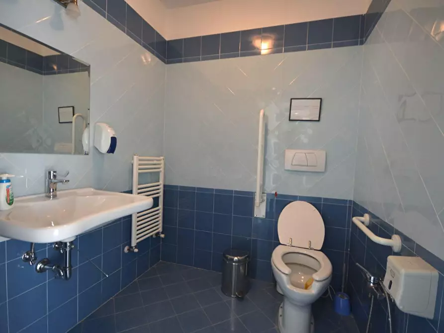 Immagine 19 di Ufficio in vendita  a Lucca