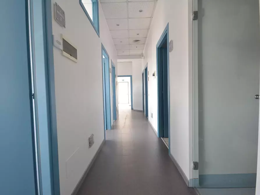 Immagine 17 di Ufficio in vendita  a Lucca