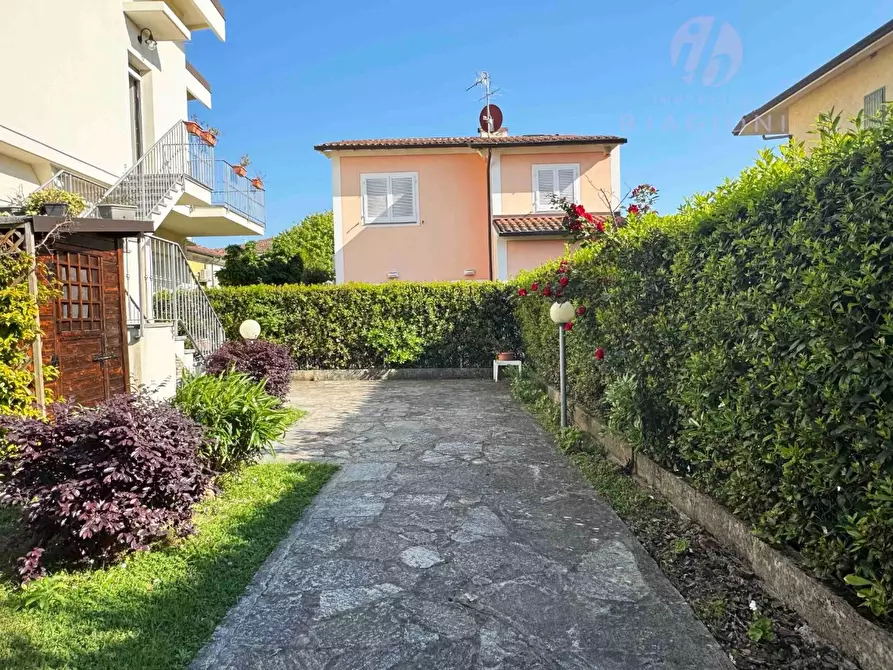 Immagine 8 di Appartamento in vendita  a Pietrasanta