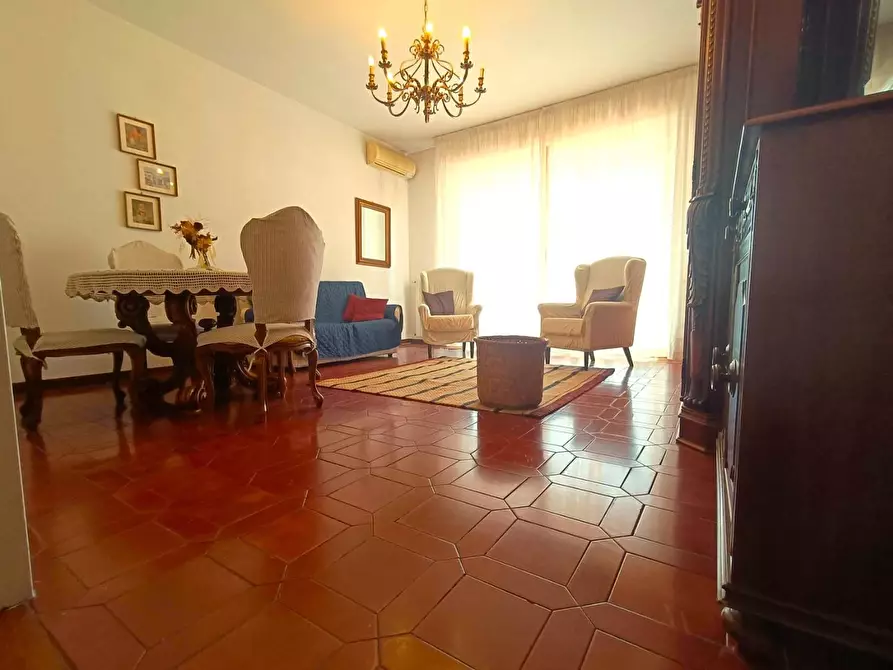 Immagine 1 di Appartamento in vendita  a Massa