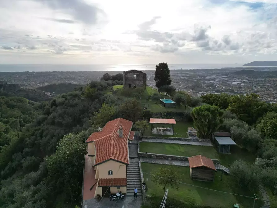 Immagine 11 di Villa in vendita  a Massa