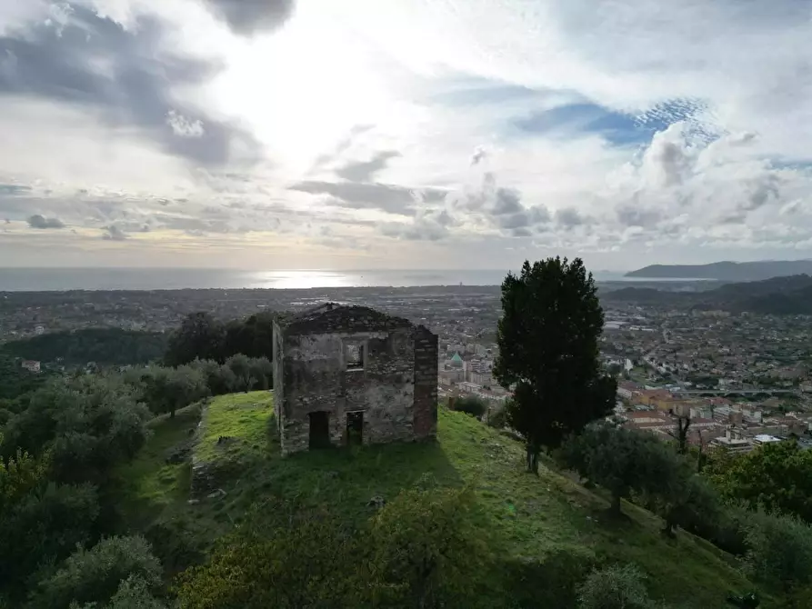 Immagine 14 di Villa in vendita  a Massa