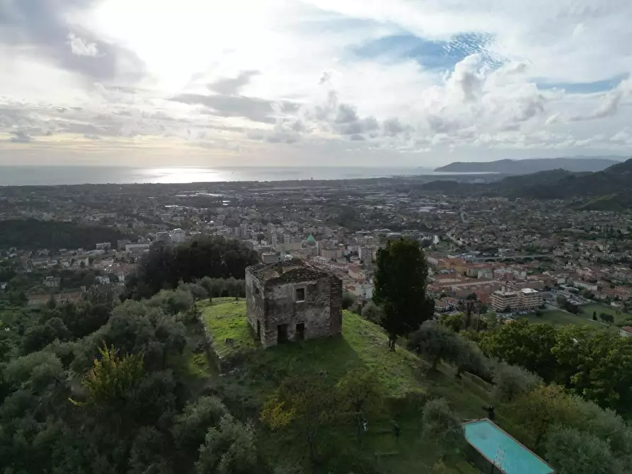 Immagine 15 di Villa in vendita  a Massa