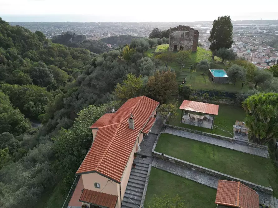 Immagine 10 di Villa in vendita  a Massa