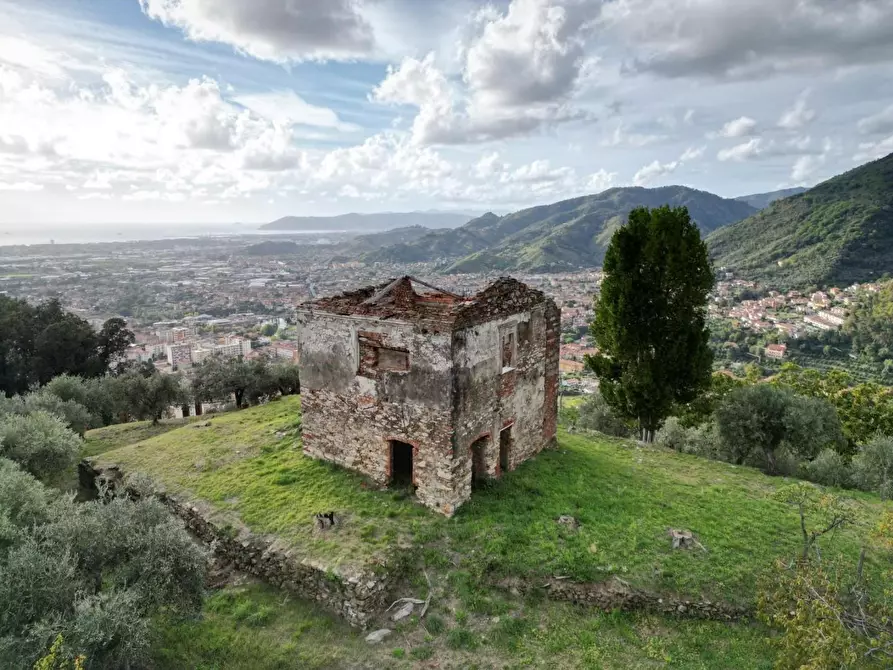 Immagine 23 di Villa in vendita  a Massa